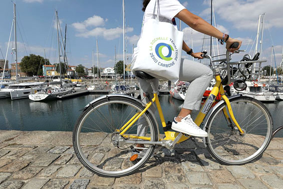 Vélo sur le port de La Rochelle avec sac "territoire 0 carbone"